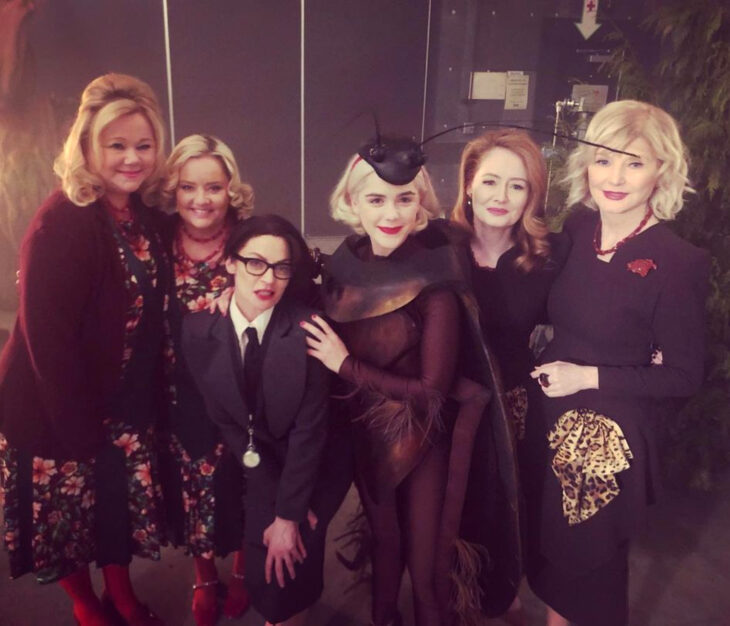 Temporada 4 de El mundo oculto de Sabrina con las tías Hilda y Zelda originales; Beth Broderick, Caroline Rhea, Miranda Otto, Lucy Davis, Kiernan Shipka y Michelle Gomez