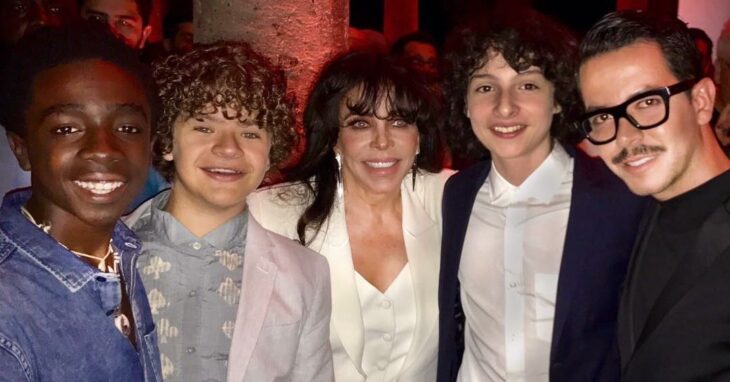 Verónica Castro con elenco de STRANGERS THINGS