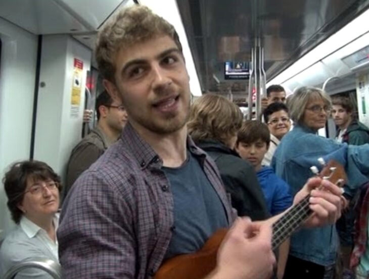 Enzo Vizcaíno, chico con ukelele canta su currículum vitae en el metro de Barcelona