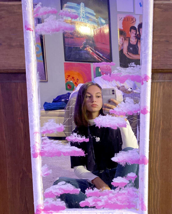 Espejo aesthetic pintado con acuarelas para selfies; nubes rosas