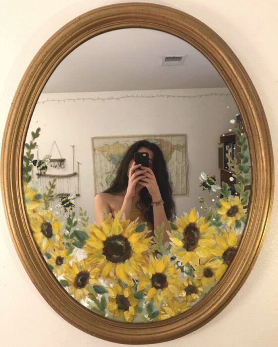 Espejo aesthetic pintado con acuarelas para selfies; flores girasoles