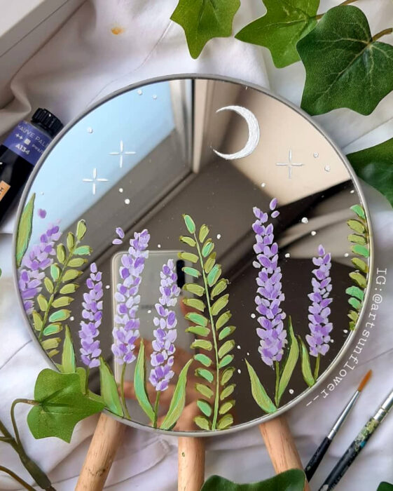 Espejo aesthetic pintado con acuarelas para selfies; flores, lavanta con luna y estrellas