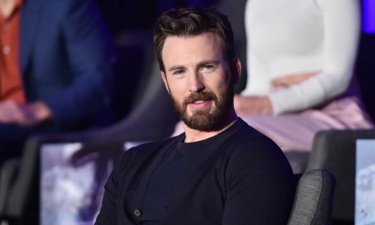 Foto de Chris Evans mirando a la cámara