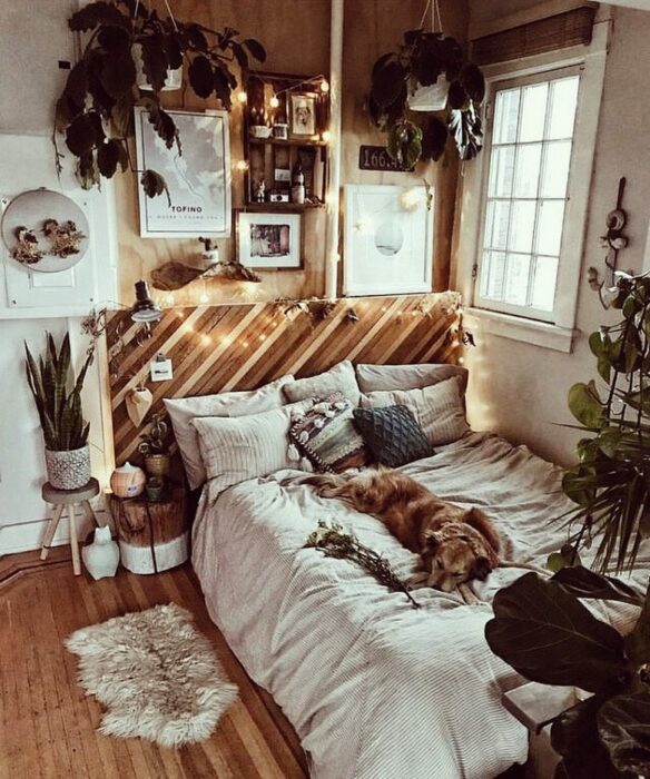 Habitación con toque boho con cama dando a una ventana