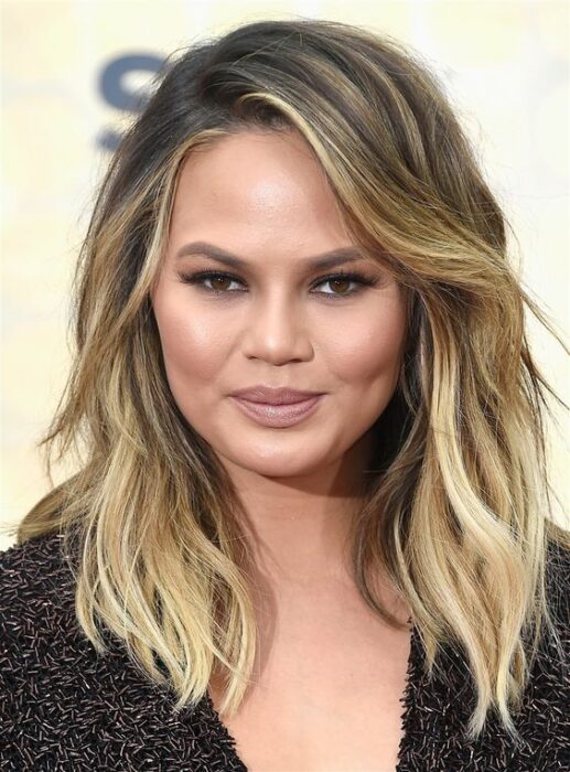 Chrissy Teigen con melena media con efecto de color balayage 