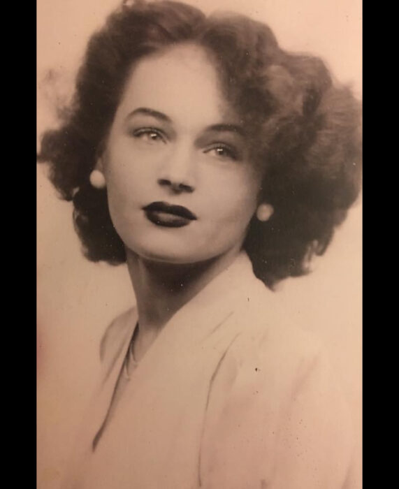 Foto vintage, antigua de abuela; mujer con peinado esponjado, ojos claros, labial oscuro, fotografía color sepia