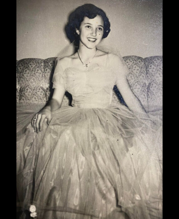 Foto vintage, fotografía antigua en blanco y negro, mujer sentada en el sillón, con cabello corto, vestido de gala de corte princesa