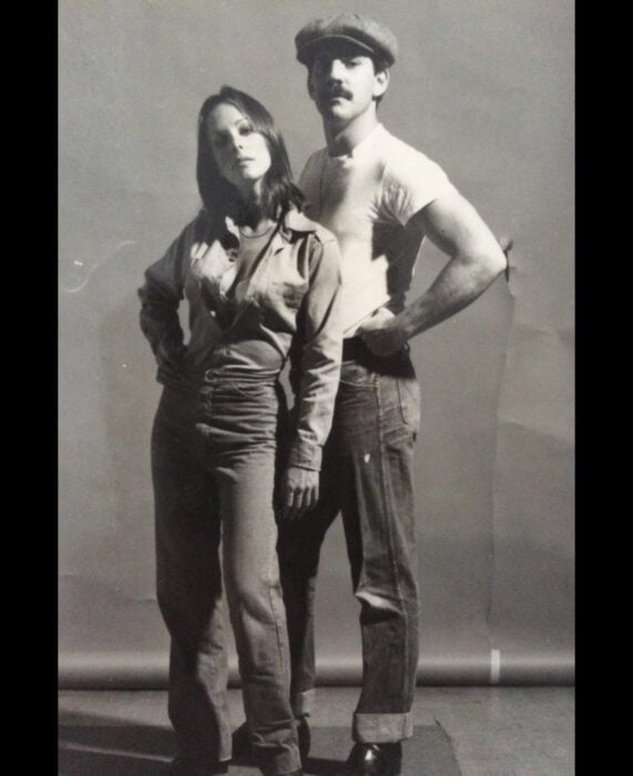 Foto vintage, fotografía antigua en blanco y negro de pareja posando, mujer vestida con blusa y jean denim, de mezclilla, hombre con boina y bigote