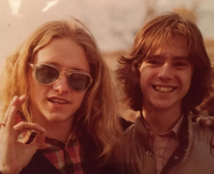 Foto vintage, fotografía antigua color sepia de amigos con cabello largo