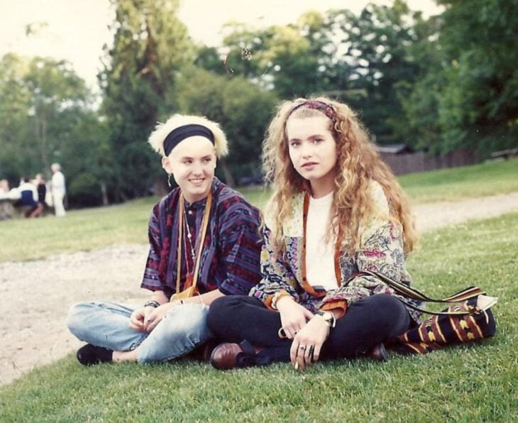 Foto vintage, fotografía antigua a color de amigas sentadas en el pasto vestidas con estilo hippie