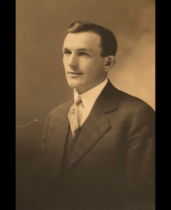 Foto vintage de abuelo, fotografía color sepia, hombre con traje elegante, sonriendo