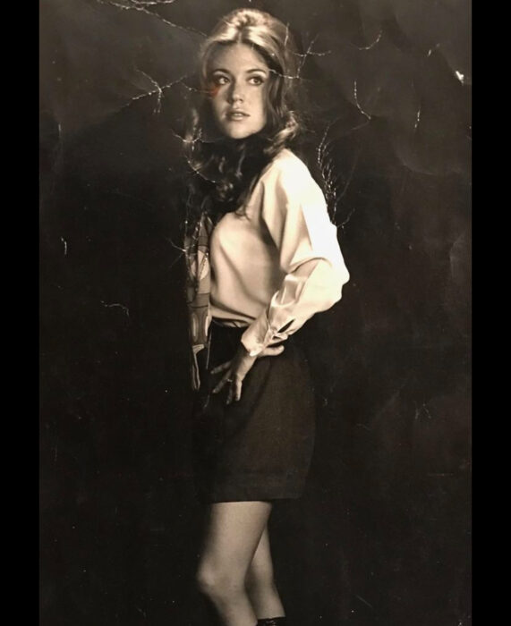 Foto vintage, fotografía antigua en color sepia, mujer con uniforme de azafata vintage, blusa blanca, falda negra