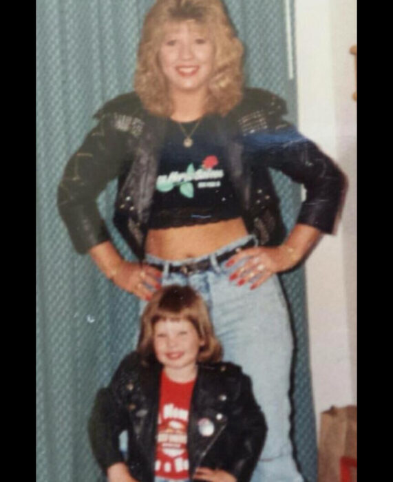 Foto vintage, fotografía antigua de mamá con su hija, mujer rockera con cabello rubio, chamarra de cuero negro con estoperoles, crop top