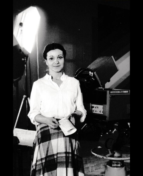 Foto vintage, fotografía antigua en blanco y negro de mujer con blusa blanca y falda de cuadros