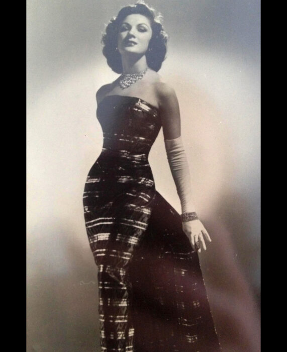 Foto vintage, fotografía antigua en blanco y negro de mujer elegante y guapa, cabello corto peinado, collar, vestido corte sirena con guantes blancos largos