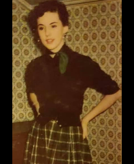 Foto vintage, fotografía antigua en color, mujer de cabello corto, con blusa negra y bufanda verde con cuadros