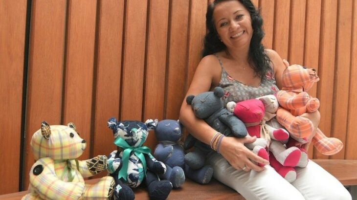 Ibbelisse Molina con algunos de los peluches que ha confeccionado