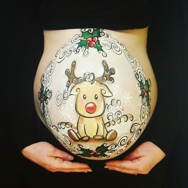 Chica con la pancita pintada con un reno navideño; Ideas para pintar tu panza de embarazada este diciembre
