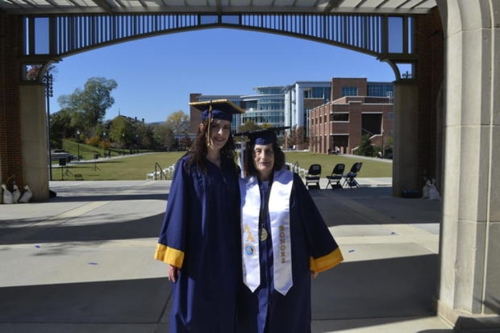 Melody y Pat Ormond con sus togas y birretes de graduación