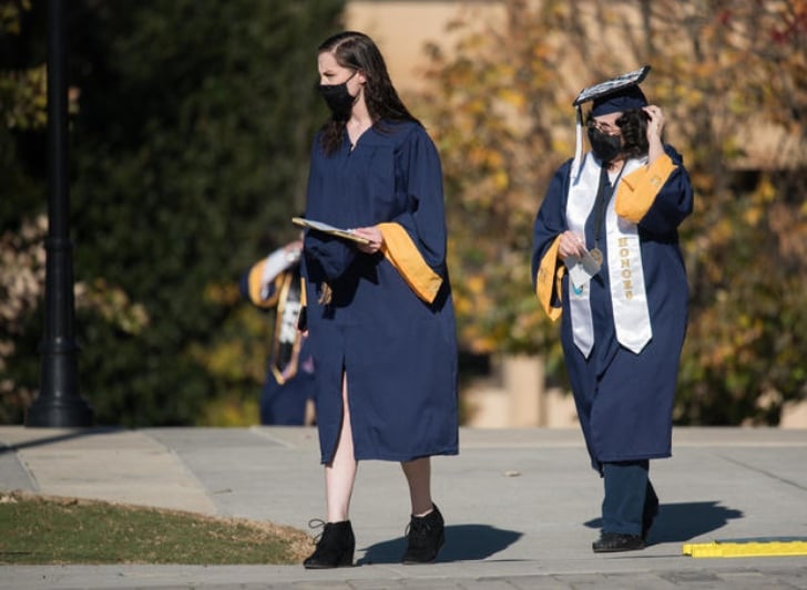 Melody y Pat Ormond con sus togas y birretes de graduación