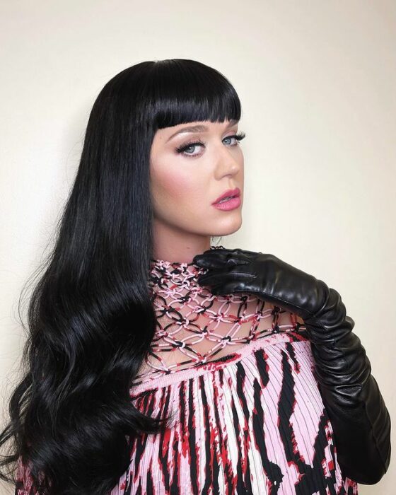 Katy Perry con el cabello negro