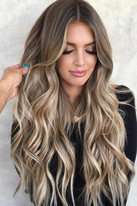 Chica de tes morena con balayage