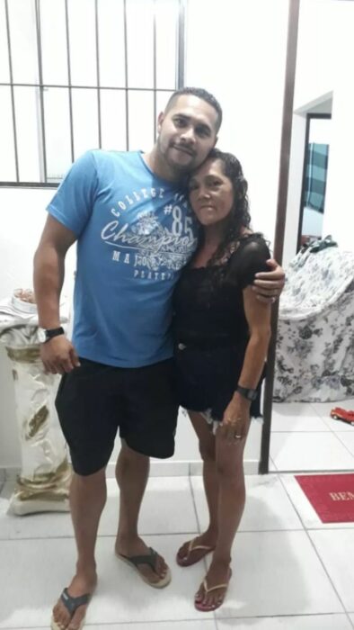 Carlos y su mamá abrazándose en su reencuentro