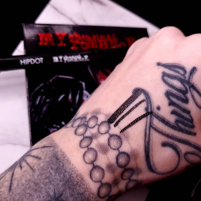 My Chemical Romance lanza su propia línea de maquillaje emo junto a HipDot, sombras, delineadores y brochas; mano con tatuajes
