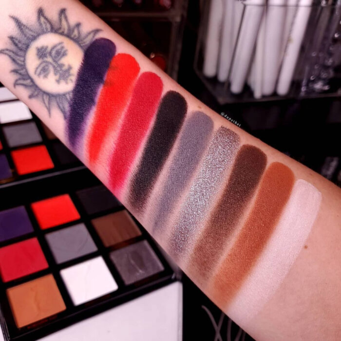 My Chemical Romance lanza su propia línea de maquillaje emo junto a HipDot, sombras, delineadores y brochas; beauty swatch; morado, rojo, negro, gris, café y blanco