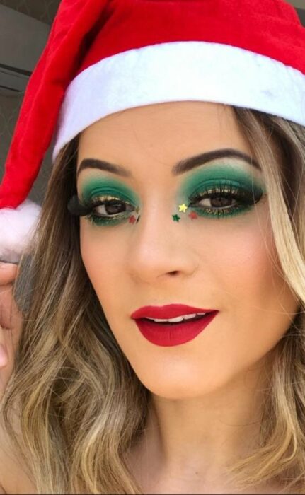 Chica con maquillaje en tono verde con destellos en  parpados; Maquillajes para celebrar Navidad