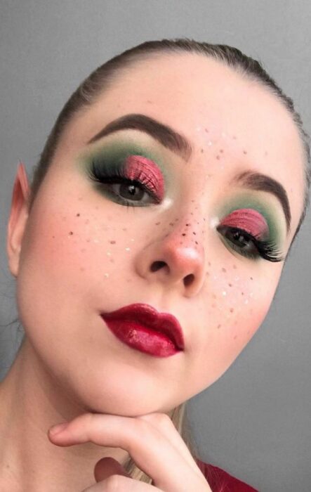 Chica con sombras en color rojo y verde; Maquillajes para celebrar Navidad