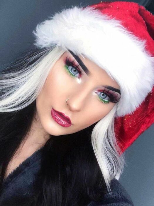 Chica con maquillaje en colores rojo, verde y plata; Maquillajes para celebrar Navidad