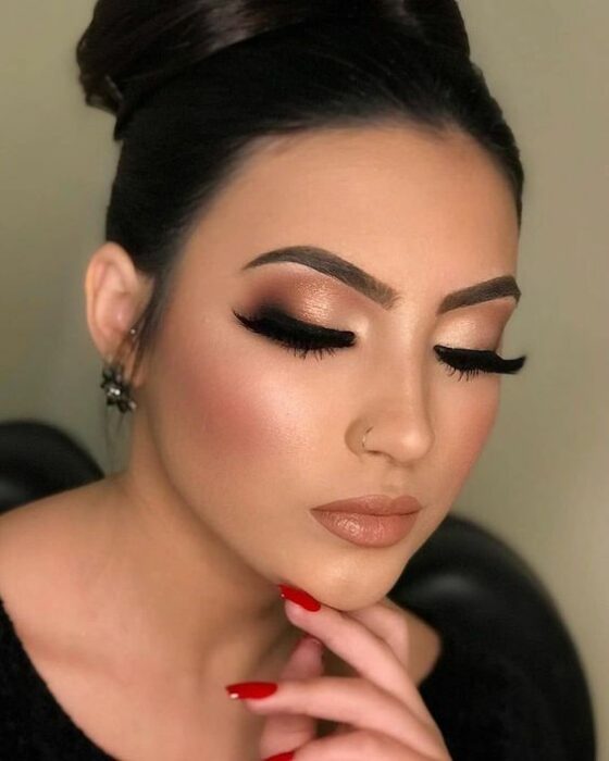 Chica con maquillaje en color nude y dorado; Maquillajes para celebrar Navidad