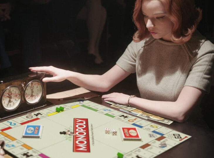 Los memes virales del 2020; Gambito de dama, Elizabeth Harmon jugando al Monopoly