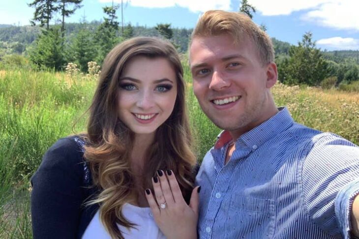 Lauren y Brayden Faganello tomándose selfie con anillo de compromiso