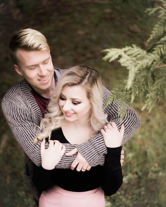 Lauren y Brayden Faganello abrazándose en el bosque