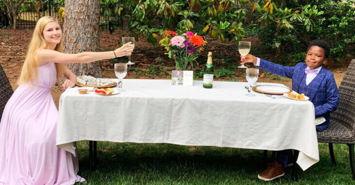 Niñera y niño teniendo una cena en el jardín