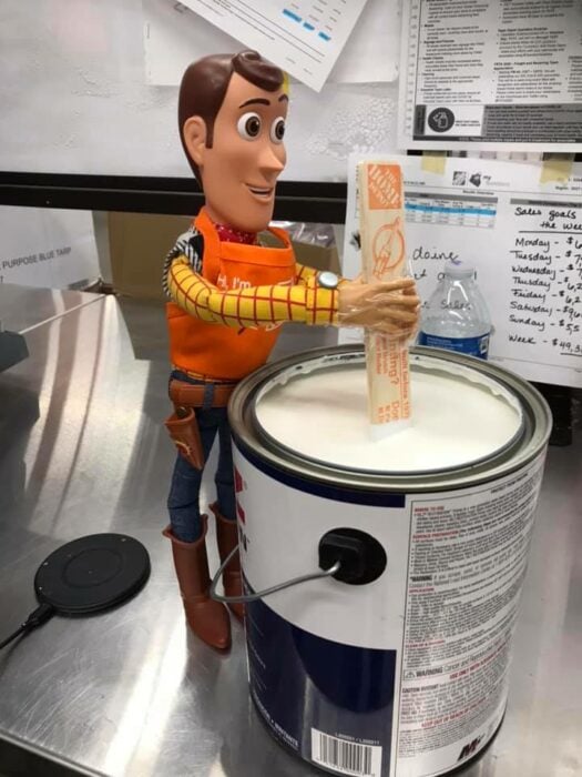Muñeco Woody mezclando pintura; Niño se reencuentra con su muñeco Woody