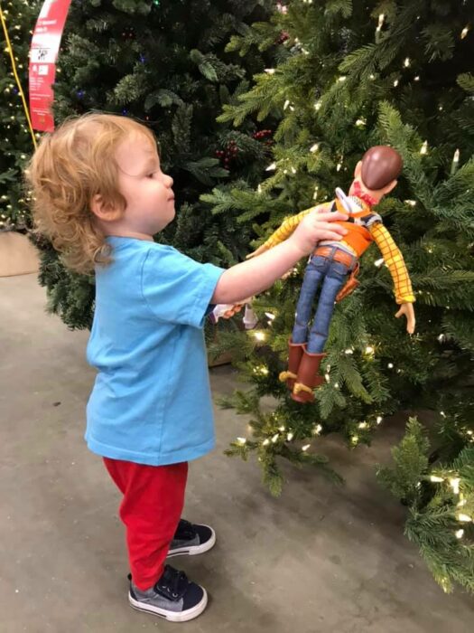 Pequeño se reencuentra con su muñeco Woody; Niño se reencuentra con su muñeco Woody