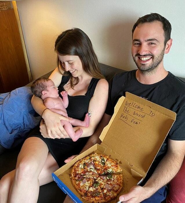 Pareja australiana con su bebé Dominic
