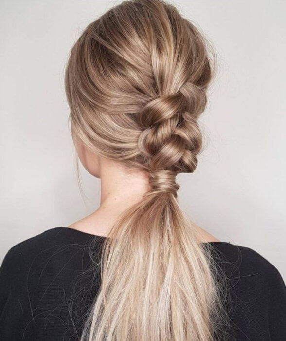 Chica de cabello rubio con trenza en todo el cabello