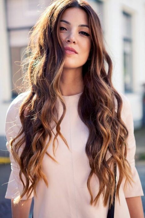 Chica de cabello castaño con ondas de sirena en todo el cabello