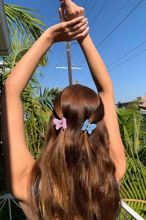 Chica con dos coletas peinadas con pinzas; Peinados para cuando acabas de bañarte