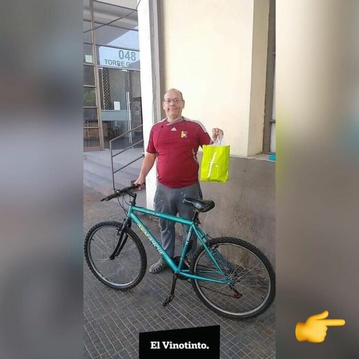 Repartidor de 60 años posando junto a su bicicleta 