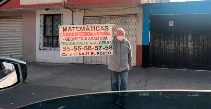 Don Guillermo Trujillo ofreciendo clases en la calle