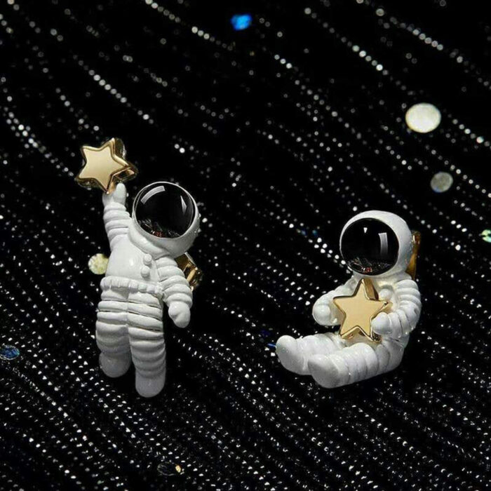 Regalos bonitos para el intercambio de Navidad; aretes de astronauta