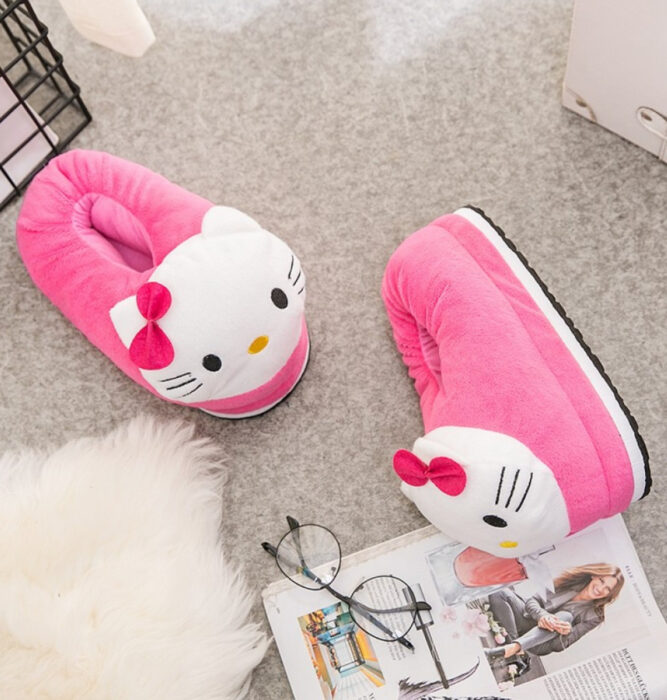 Regalos bonitos de Hello Kitty que puedes comprar en línea; pantuflas rosas