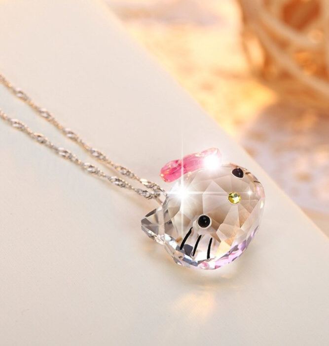 Regalos bonitos de Hello Kitty que puedes comprar en línea; collar de cristal