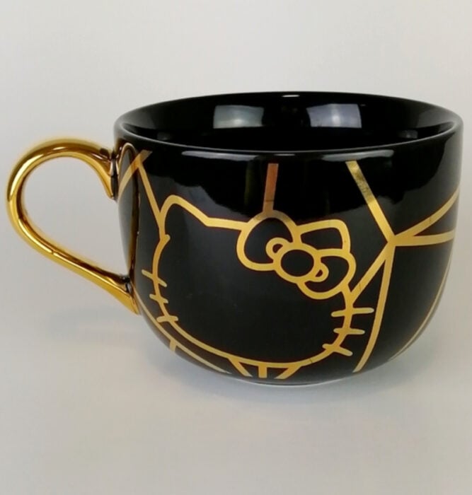 Regalos bonitos de Hello Kitty que puedes comprar en línea; taza negra con dorado