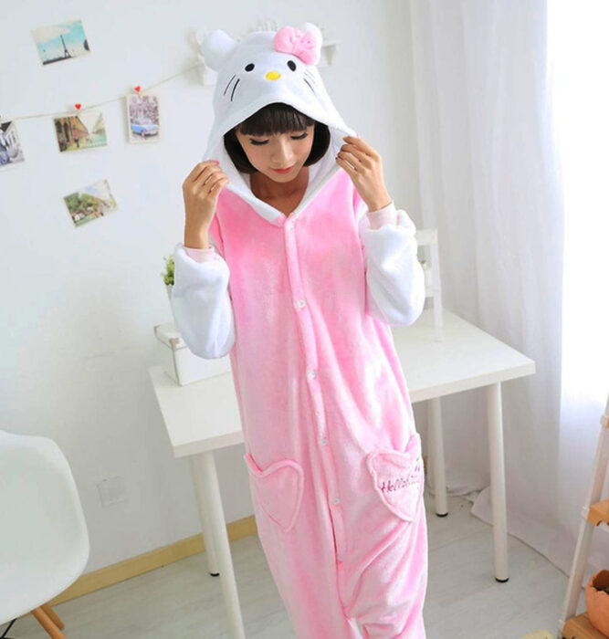 Regalos bonitos de Hello Kitty que puedes comprar en línea; pijama mono rosa con blanco y gorrito